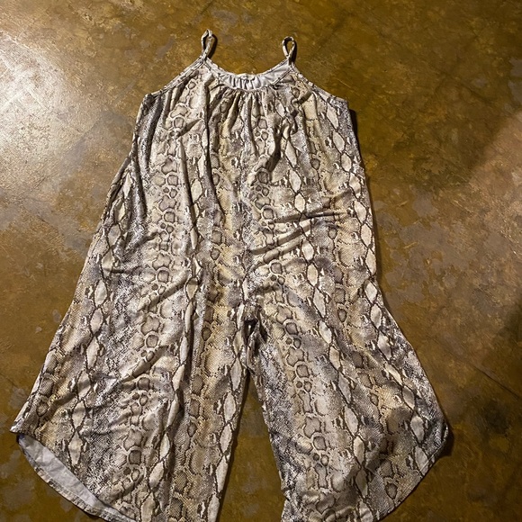 Entro Snakeskin Pattern XL romper - Picture 3 of 3